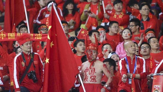 美女扒开胸罩